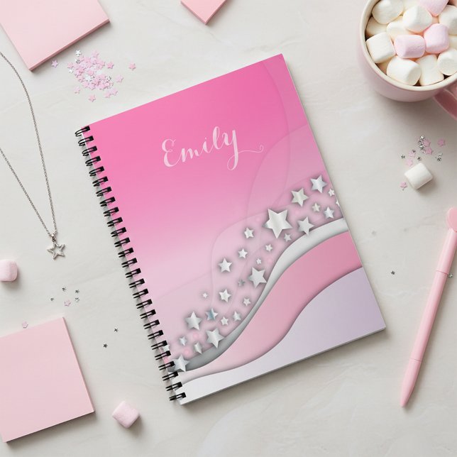 Caderno Espiral Garota Bonita Sonhadora Estrelas Prateadas em Pink (Criador carregado)