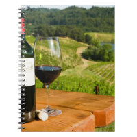 Garrafa de vinho tinto e de vidro na mesa