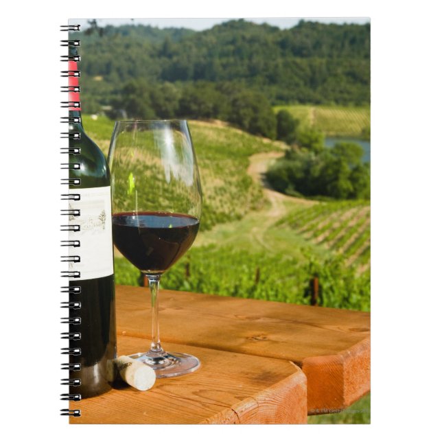 Caderno Espiral Garrafa de vinho tinto e de vidro na mesa (Frente)