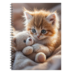 Caderno Espiral Gatinho vermelho fofinho brincando com um ursinho