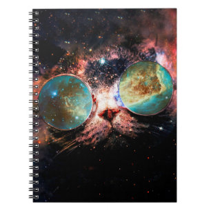 Caderno Espiral Gato minimalista com óculos de sol no espaço