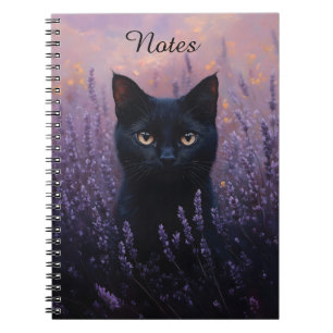 Caderno Espiral Gato Preto numa Ilustração de Campo de Lavanda