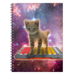 Caderno Espiral Gato sobre sintetizadores no espaço