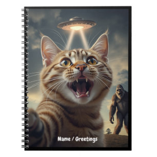Caderno Espiral Gato Tirando Selfie com OVNI e Pé Grande Presente