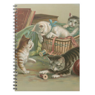 Caderno Espiral Gatos Vitorianos Antigos Brincando em Cesta de Cos