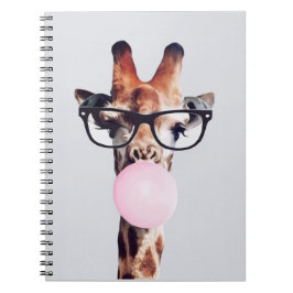 CADERNO ESPIRAL GIRAFA USANDO ÓCULOS SOPRANDO UM BALÃO DE CHICLE R
