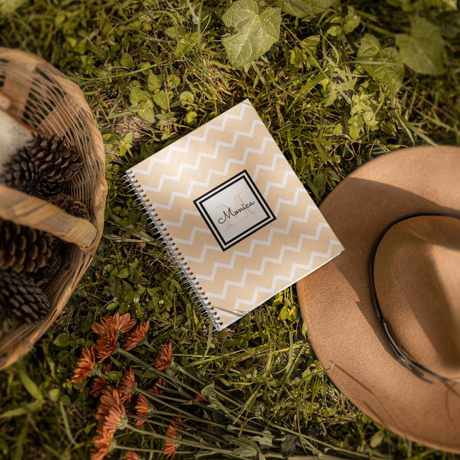 Caderno Espiral Girly Pastel Peach Monograma Chevron (Criador carregado)