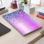 Caderno Espiral Glitter Roxo Glam Metal Monograma<br><div class="desc">Folha Roxa Folha Metálica Brilhante Metálica Bruta Monograma de Metais Monogramas Nome Planner de Notebook Espiral. Isto faz o doce e perfeito aniversário de 16 anos,  casamento,  chá de panela,  aniversário,  chá de fraldas ou festa de solteira presente para alguém que ama luxo de luxo e estilos quíticos.</div>