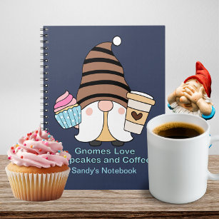 Caderno Espiral Gnomos Adoram Cupcakes e Café Texto Personalizado