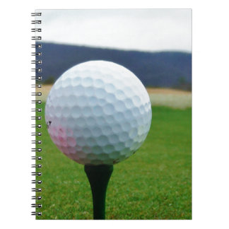 Caderno Espiral Golf Ball em um campo de golfe na montanha