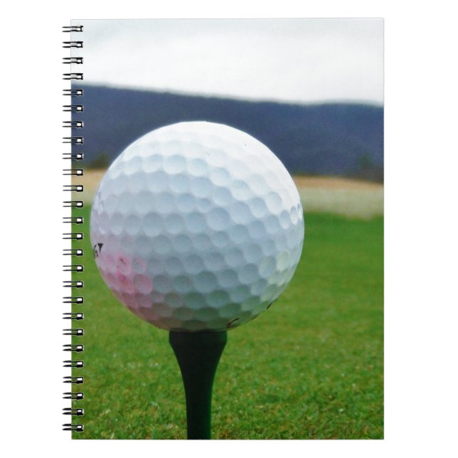 Caderno Espiral Golf Ball em um campo de golfe na montanha (Frente)