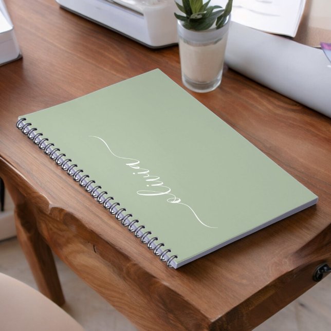Caderno Espiral Green Sage Modern Script Girly Monographic Name (Criador carregado)