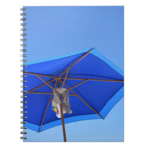 Caderno Espiral Guarda-chuva azul e marrom do pátio pela manhã