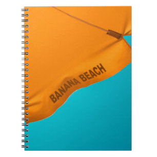 Caderno Espiral Guarda-chuva impressa na praia de banana-laranja