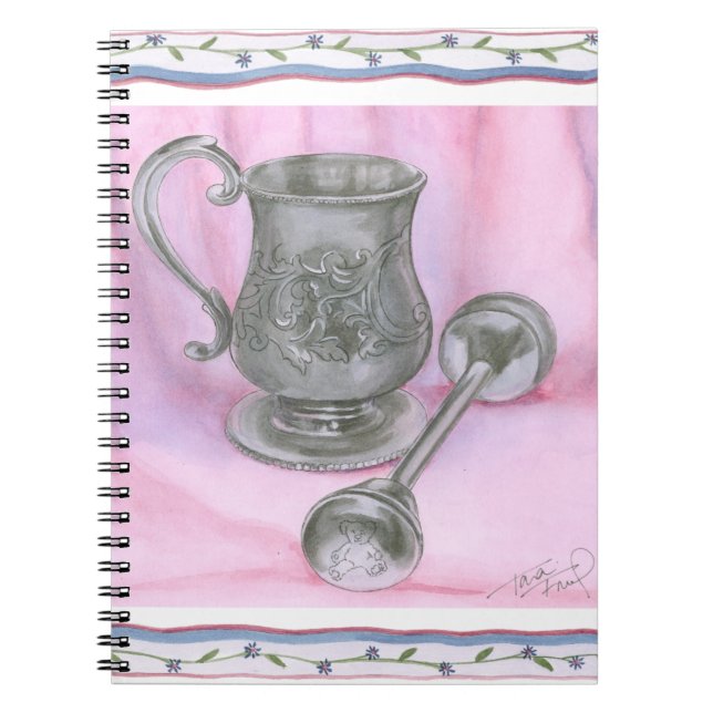 Caderno Espiral Heirloom Cup e Rattle no fundo roxo (Frente)