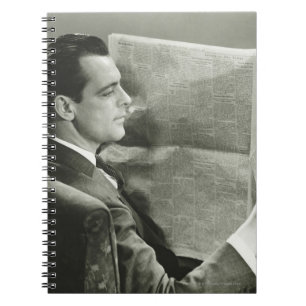 Caderno Espiral Homem de negócios que lê o jornal