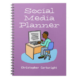 Caderno Espiral Homem trabalhando em Mídia Social no computador.