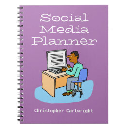 Caderno Espiral Homem trabalhando em Mídia Social no computador.