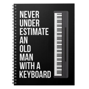 Caderno Espiral Homens Nunca Subestimam Um Velho Com Um Teclado