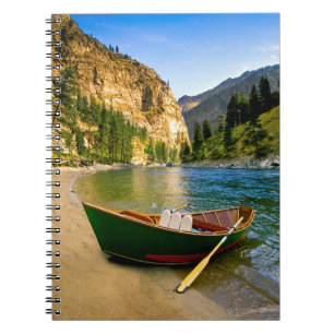 Caderno Espiral IDAHO, barco de pesca em um Sandy Beach no