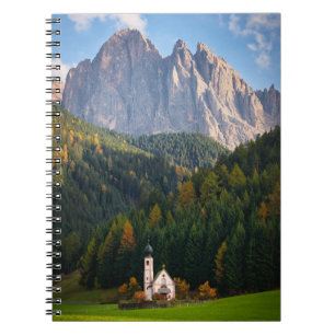 Caderno Espiral Igreja em frente às montanhas Dolomitas na Itáli