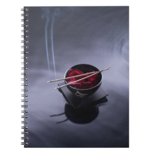 Caderno Espiral Incenso ardente sobre a bacia de pétalas