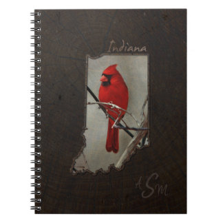 Caderno Espiral Indiana cardinal cortado no fundo de madeira