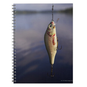 Caderno Espiral isca de pesca em frente à água