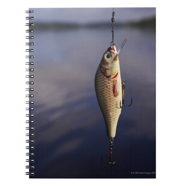 Caderno Espiral isca de pesca em frente à água (Frente)