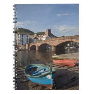 Caderno Espiral Itália, Sardenha, Bosa. Vista da cidade ao longo d