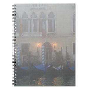 Caderno Espiral Itália, Veneza. Uma fileira de gôndolas vistas atr
