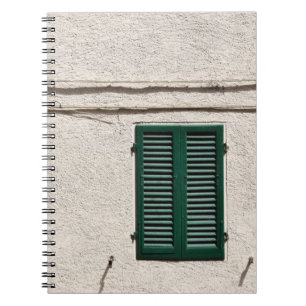 CADERNO ESPIRAL JANELA DE MADEIRA AZUL NA PAREDE CONCRETA BRANCA