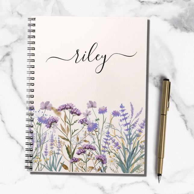 Caderno Espiral Jardim de Flores Silvestres Roxas Monogramadas em  (In situ)