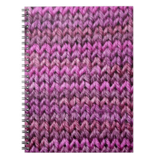 Caderno Espiral Knit Harmony: Textura de distribuição roxa