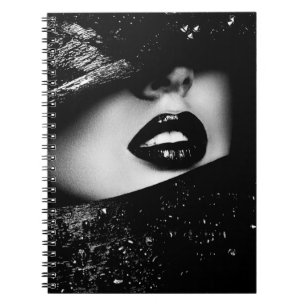 Caderno Espiral Lábios sensuais monocromáticos em quadro negro