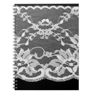 Caderno Espiral Lace floral branco: fundo preto.
