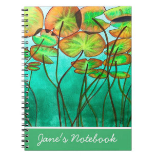 Caderno Espiral lagoa verde serena com nenúfares