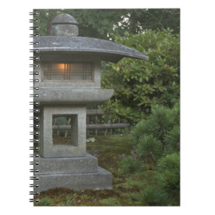 Caderno Espiral Lanterna de pedra iluminada no Jardim Japonês