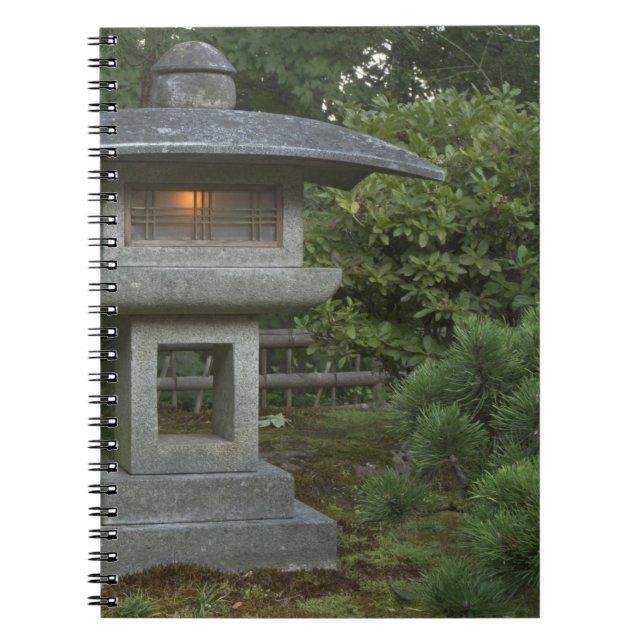 Caderno Espiral Lanterna de pedra iluminada no Jardim Japonês (Frente)