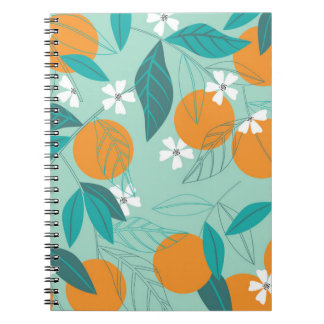 Caderno Espiral Laranjas florescentes nas folhas. ilustração
