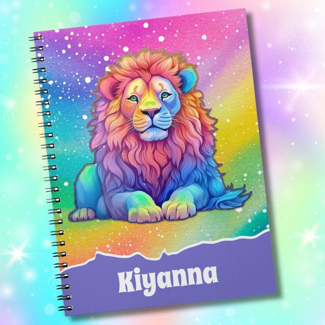 Caderno Espiral Leão de Aquarela do Arco-Íris com Glitter Faux Per (A beautiful rainbow lion notebook features a "unicorn gradient" background and personalized text.)