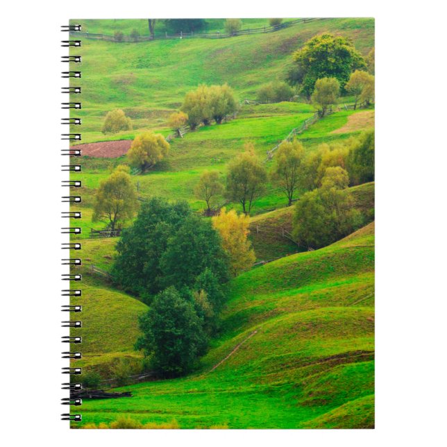 Caderno Espiral Linda paisagem montanhosa à luz do sol da noite. (Frente)