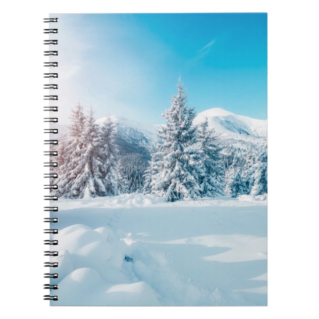 Caderno Espiral Linda paisagem natural de inverno, incrível montan (Frente)