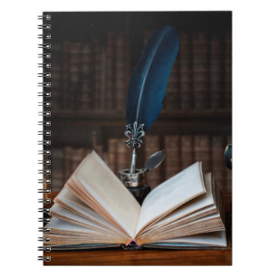 Caderno Espiral Livros antigos, canetas-de-colina e poeira-tinteir