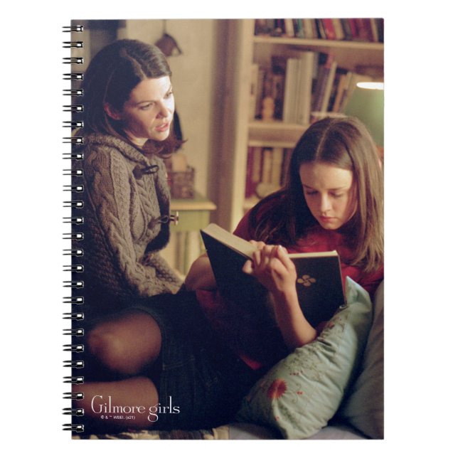 Caderno Espiral Lorelai e Rory Sentados no Quarto (Frente)