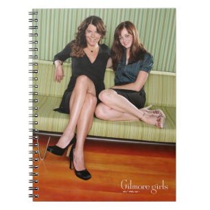 Caderno Espiral Lorelai & Rory Sentado no Retrato do Sofá