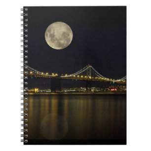 Caderno Espiral Lua cheia sobre a ponte do compartimento
