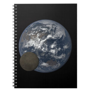 Caderno Espiral Lua em frente à imagem DSCOVR