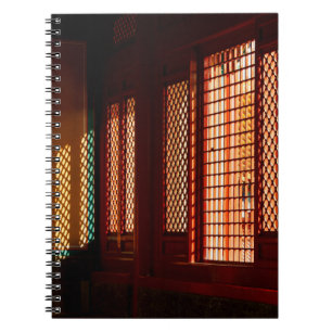 Caderno Espiral Luz através das aberturas da janela de malha