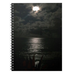Caderno Espiral Luz de lua cintilante que reflete no oceano